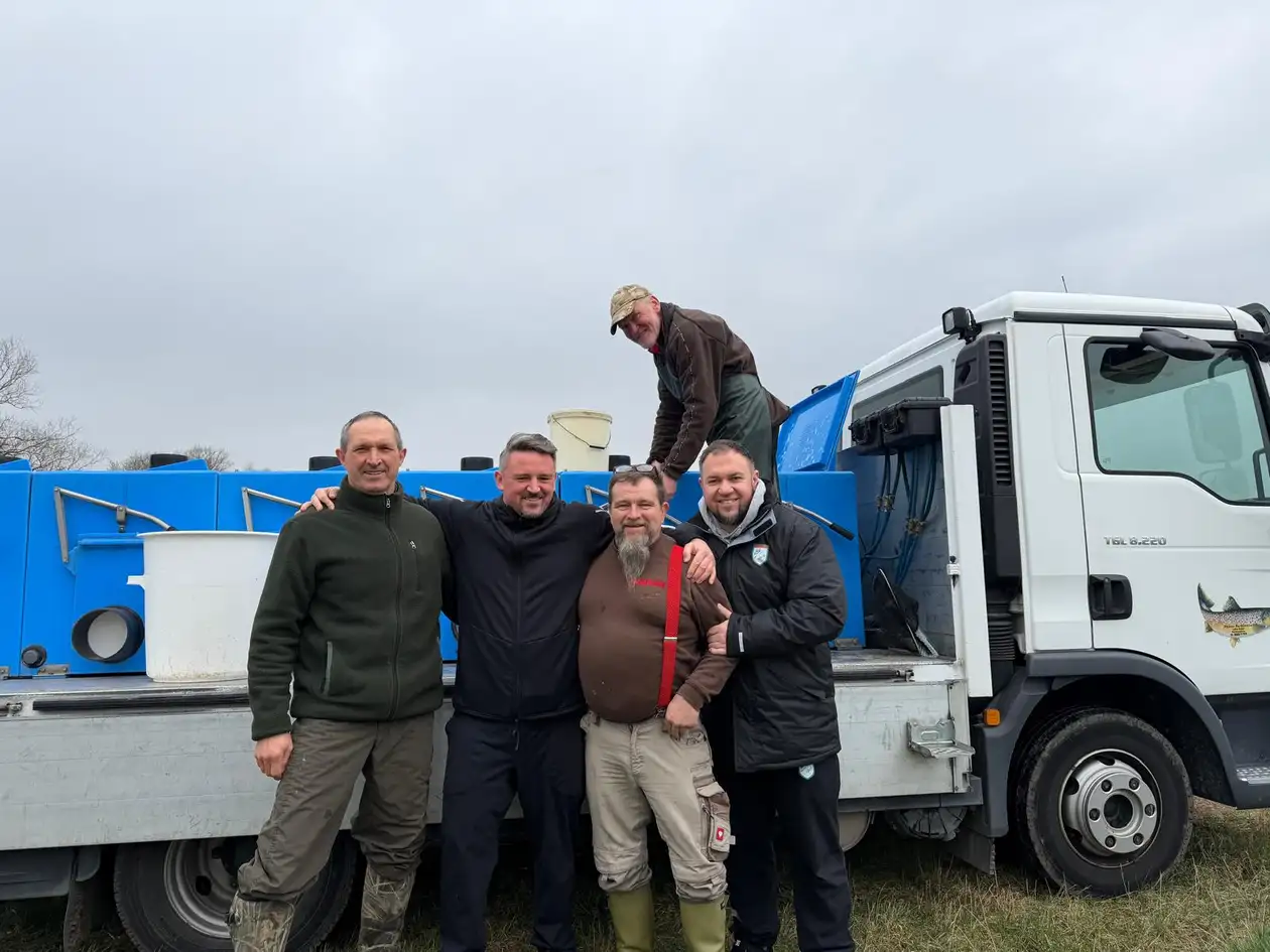 Das Team vor dem Besatzfahrzeug der Fischzucht Keidel